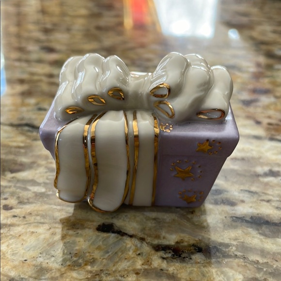 🌎 Lenox Holiday Traditions Lavender Present - Picture 2 of 14